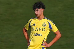 Con trai Ronaldo phô diễn kỹ năng ghi bàn ấn tượng