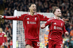 Hugo Ekitike khẳng định không phạm lỗi với Cristian Romero