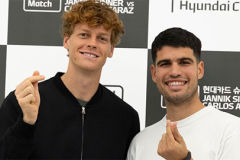 Carlos Alcaraz đánh bại Jannik Sinner trong trận đấu biểu diễn cháy vé tại Hàn Quốc