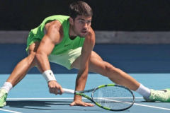 Carlos Alcaraz phô diễn sức mạnh trước Tommy Paul, vào tứ kết Australian Open 2026