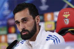 Real mắc sai lầm khó đỡ với tên của Arbeloa