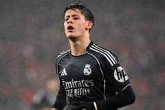 Guler nổi đóa với HLV Arbeloa ở trận thua sốc Benfica