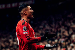 Casemiro đánh đầu tung lưới Fulham sau quyết định kịch tính từ VAR