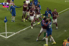 Xô xát, bóp cổ và thẻ đỏ trong đêm kịch tính ở Stamford Bridge