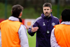 Carrick hủy bỏ quy định của cả Amorim lẫn Ten Hag tại MU