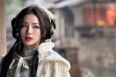 Nữ y tá chạy bộ Loan Barbie 'ma mị' khi hóa thân tiểu thư đài các