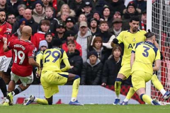 MU khai thác cầu thủ đứng ngoài vòng cấm ở các quả phạt góc thế nào? 