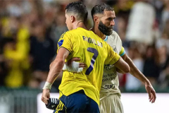 Benzema gửi tin nhắn 'chọc tức' Ronaldo