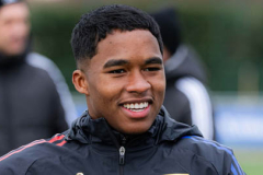 Endrick đứng chờ ở cửa, bắt phạt đồng đội đi trễ