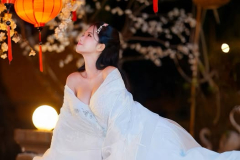 Hot girl Nguyễn Hữu Kiều Oanh gây sốt với bộ ảnh Tết