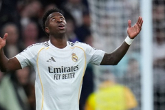 Mourinho trốn trong xe bus và chiến thắng của Vinicius