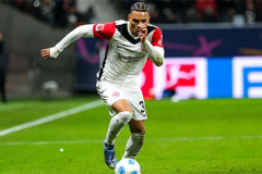Liverpool tiếp cận hậu vệ đa năng của Eintracht Frankfurt