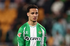 Antony nổi đóa, đòi ăn thua đủ với fan Real Betis sau derby Seville điên rồ