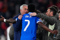Jose Mourinho đổi giọng, đòi đuổi 'kẻ thù' của Vinicius