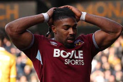 'Quái vật cơ bắp' của West Ham bị cấm tập tạ vì lý do... khó đỡ!