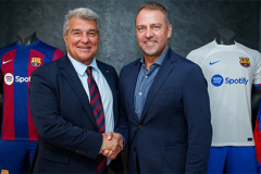 Vừa tái đắc cử chủ tịch Barca, Laporta ra quyết định về tương lai của Hansi Flick