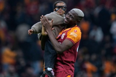 Osimhen đang tự mình ném đi sự nghiệp