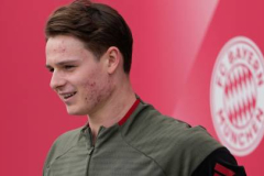 8 ngày vượt qua chấn động não của Jonas Urbig