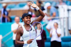 Coco Gauff ngược dòng vào bán kết Miami Mở rộng