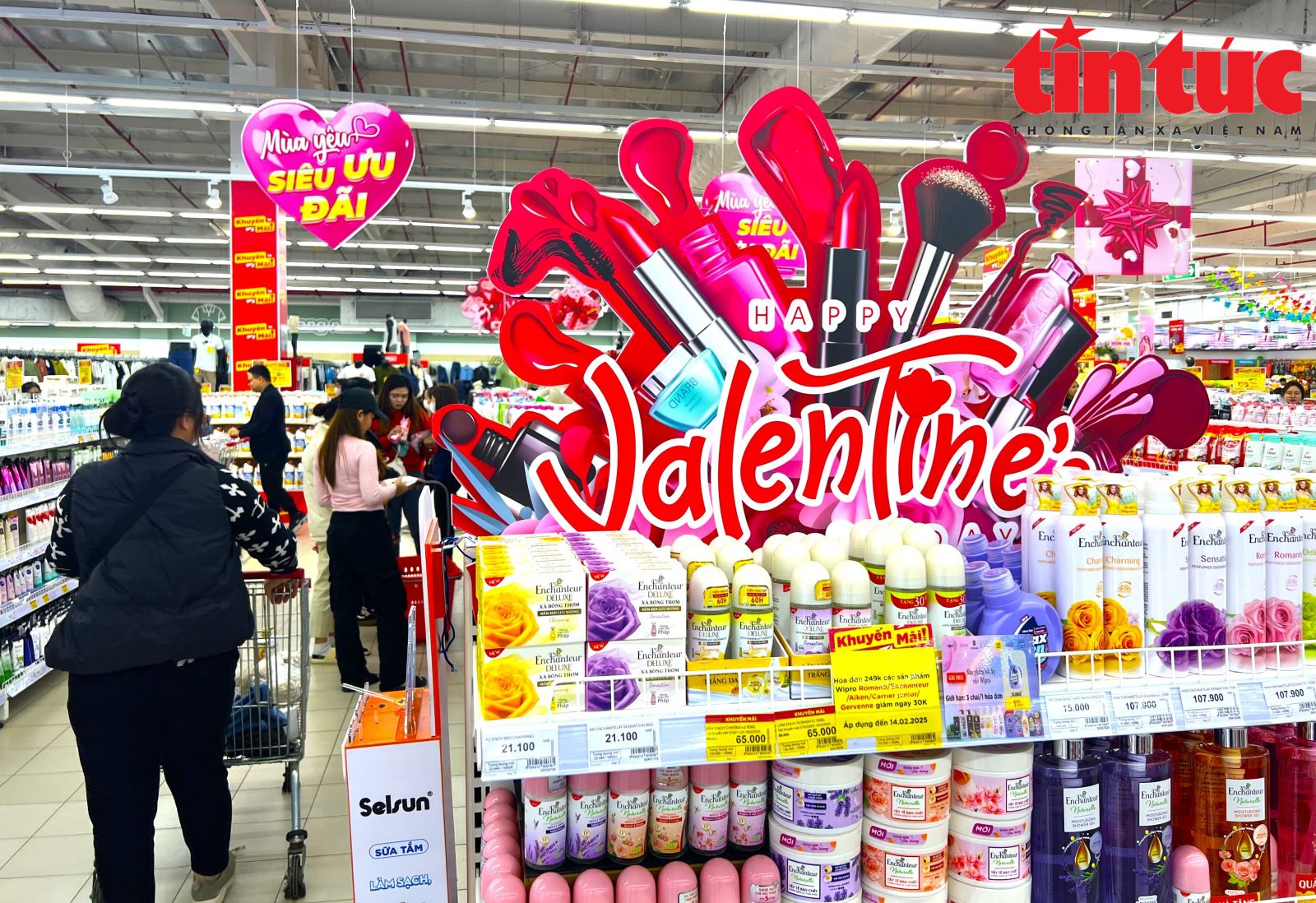 Sôi động thị trường quà tặng ngày lễ tình nhân Valentine 2025 Sôi động thị trường quà tặng ngày lễ tình nhân Valentine 2025