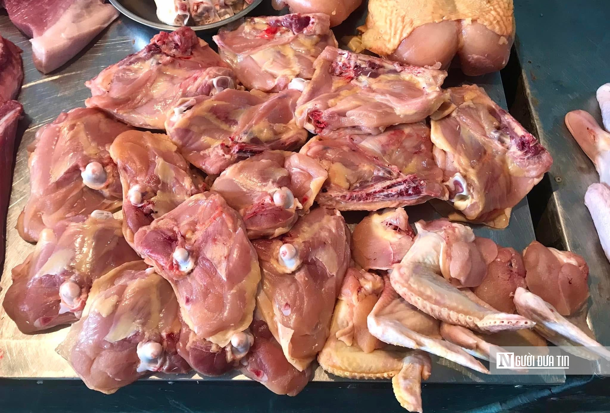 Hà Nội mưa rét kéo dài, rau thịt "rủ nhau" tăng giá- Ảnh 3. Hà Nội mưa rét kéo dài, rau thịt "rủ nhau" tăng giá- Ảnh 3.