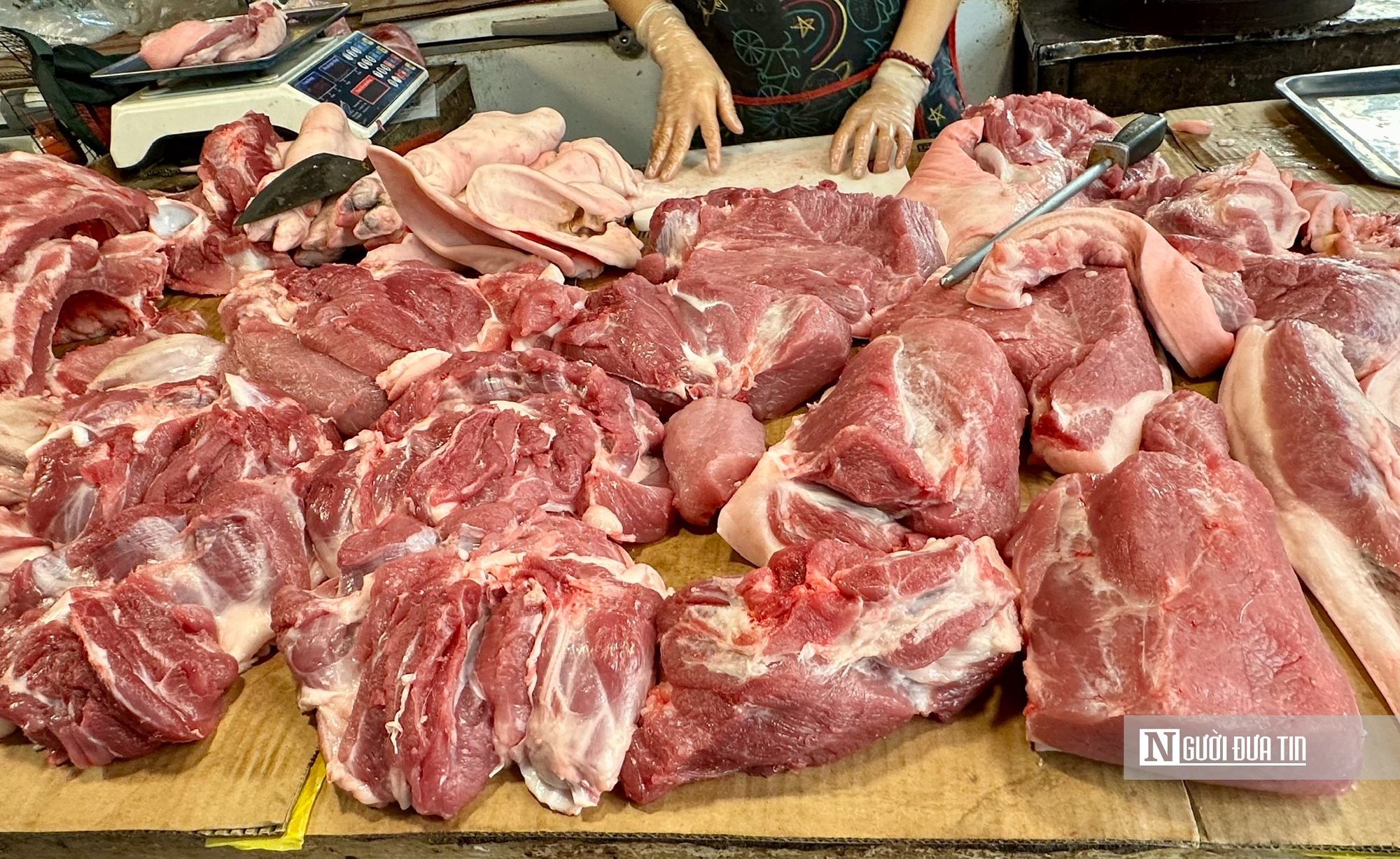 Hà Nội mưa rét kéo dài, rau thịt "rủ nhau" tăng giá- Ảnh 4. Hà Nội mưa rét kéo dài, rau thịt "rủ nhau" tăng giá- Ảnh 4.